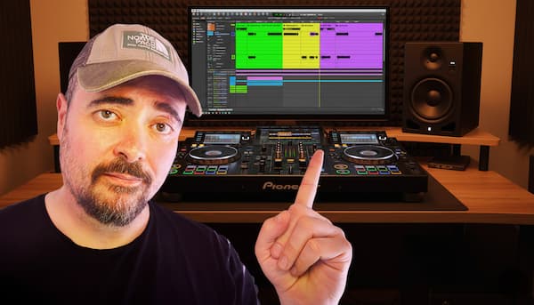 Productor musical en su estudio